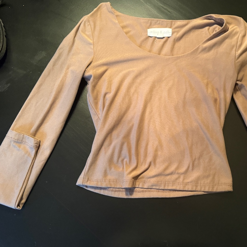 A tight tan sleeve shirt